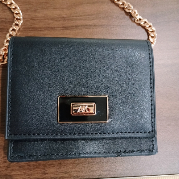 Elegant Crossbody Wallet - Picture 3 of 6